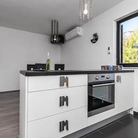 4 Bedroom Stunning In Holiday home Privlaka (Zadar)