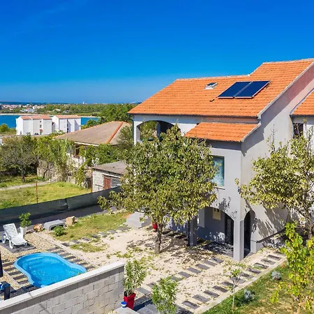 4 Bedroom Stunning In Holiday home