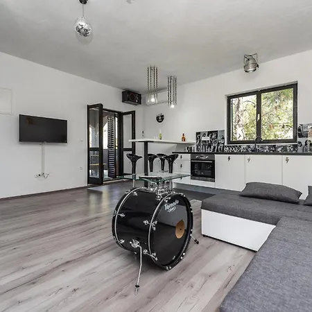 4 Bedroom Stunning In Casa vacanze Privlaka (Zadar)