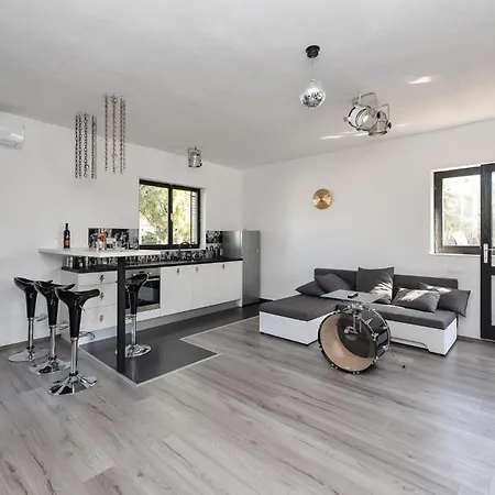 4 Bedroom Stunning In Casa vacanze Privlaka (Zadar)
